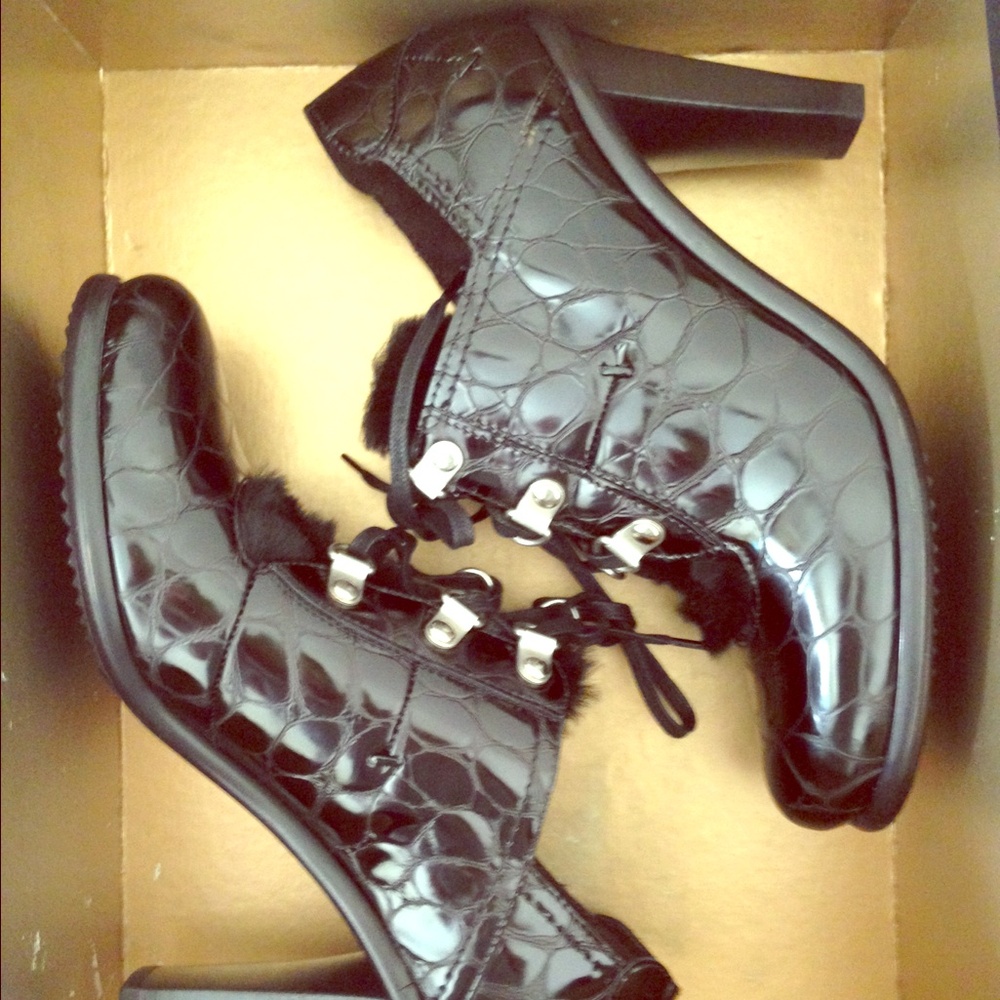 Black patent leather with alligator pattern embossed on this fabulous booties